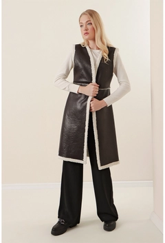 Ένα μοντέλο χονδρικής πώλησης ρούχων φοράει 31861 - Vest - Black, τούρκικο Αμάνικο μπλουζάκι χονδρικής πώλησης από Bigdart