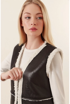 Bir model, Bigdart toptan giyim markasının 31861 - Vest - Black toptan Yelek ürününü sergiliyor.