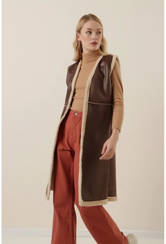 Una modella di abbigliamento all'ingrosso indossa 31862 - Vest - Brown, vendita all'ingrosso turca di Veste di Bigdart