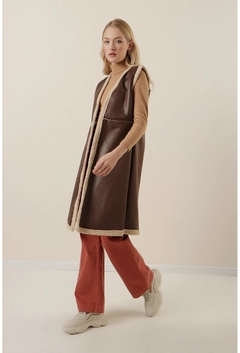 Ένα μοντέλο χονδρικής πώλησης ρούχων φοράει 31862 - Vest - Brown, τούρκικο Αμάνικο μπλουζάκι χονδρικής πώλησης από Bigdart