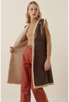 Bir model, Bigdart toptan giyim markasının 31862 - Vest - Brown toptan Yelek ürününü sergiliyor.