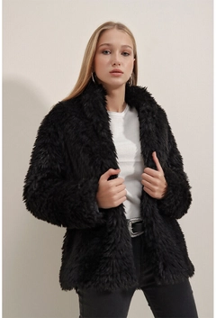 Bir model, Bigdart toptan giyim markasının 31868 - Coat - Black toptan Kaban ürününü sergiliyor.