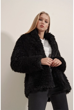 Ein Bekleidungsmodell aus dem Großhandel trägt 31868 - Coat - Black, türkischer Großhandel Mantel von Bigdart