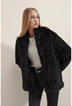 Una modella di abbigliamento all'ingrosso indossa 31868 - Coat - Black, vendita all'ingrosso turca di Cappotto di Bigdart