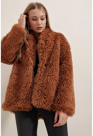A model wears 31869 - Coat - Brown, wholesale undefined of Big Merter to display at Lonca