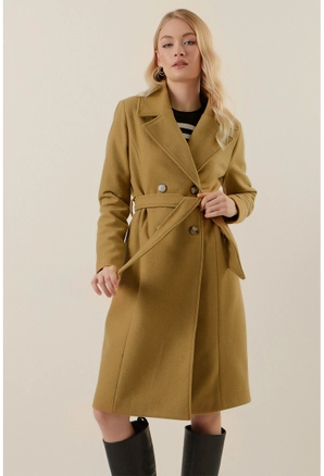 A model wears 31872 - Coat - Tan, wholesale undefined of Big Merter to display at Lonca