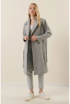 Bir model, Bigdart toptan giyim markasının 31873 - Coat - Stone toptan Kaban ürününü sergiliyor.