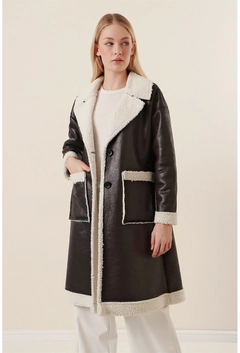 Ένα μοντέλο χονδρικής πώλησης ρούχων φοράει 31874 - Coat - Black, τούρκικο Σακάκι χονδρικής πώλησης από Bigdart
