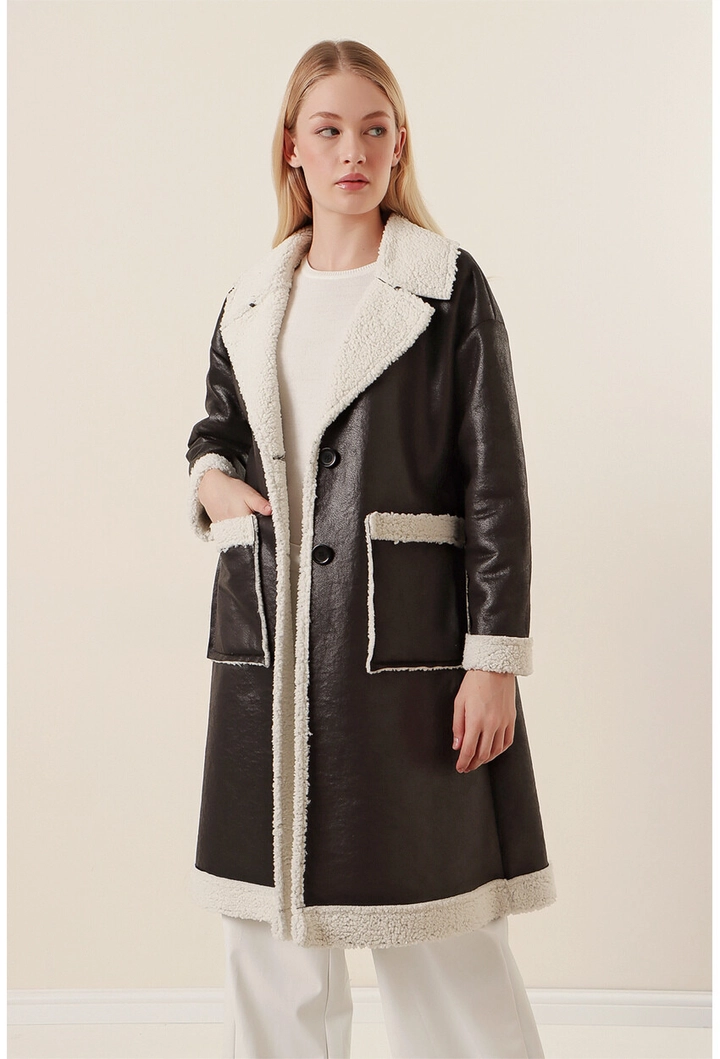 Una modelo de ropa al por mayor lleva 31874 - Coat - Black, Abrigo turco al por mayor de Bigdart