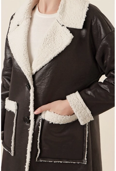 Ein Bekleidungsmodell aus dem Großhandel trägt 31874 - Coat - Black, türkischer Großhandel Mantel von Bigdart