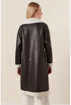 Bir model, Bigdart toptan giyim markasının 31874 - Coat - Black toptan Kaban ürününü sergiliyor.