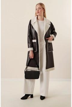 Una modelo de ropa al por mayor lleva 31874 - Coat - Black, Abrigo turco al por mayor de Bigdart