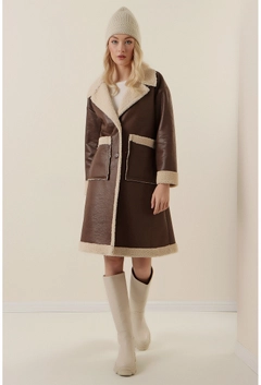 Bir model, Bigdart toptan giyim markasının 31875 - Coat - Brown toptan Kaban ürününü sergiliyor.
