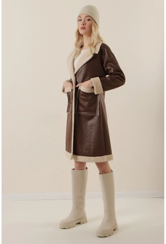 Una modelo de ropa al por mayor lleva 31875 - Coat - Brown, Abrigo turco al por mayor de Bigdart