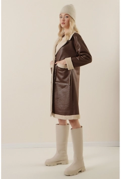 Una modella di abbigliamento all'ingrosso indossa 31875 - Coat - Brown, vendita all'ingrosso turca di Cappotto di Bigdart