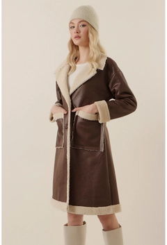 Bir model, Bigdart toptan giyim markasının 31875 - Coat - Brown toptan Kaban ürününü sergiliyor.