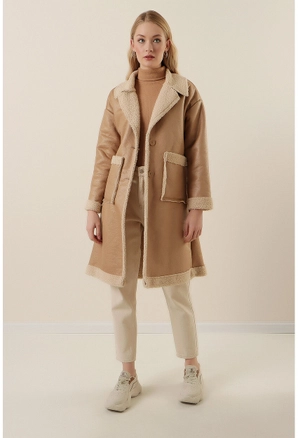 A model wears 31877 - Coat - Biscuit Color, wholesale undefined of Big Merter to display at Lonca