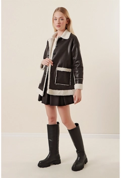 Ein Bekleidungsmodell aus dem Großhandel trägt 31879 - Coat - Black, türkischer Großhandel Mantel von Bigdart