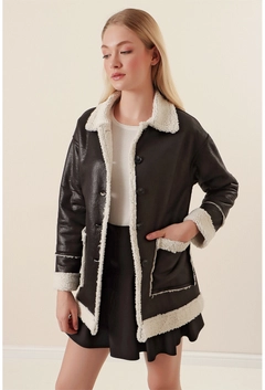 Una modelo de ropa al por mayor lleva 31879 - Coat - Black, Abrigo turco al por mayor de Bigdart
