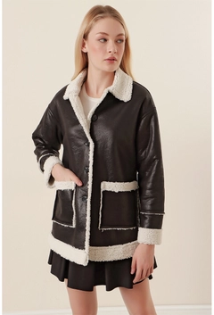 Una modelo de ropa al por mayor lleva 31879 - Coat - Black, Abrigo turco al por mayor de Bigdart
