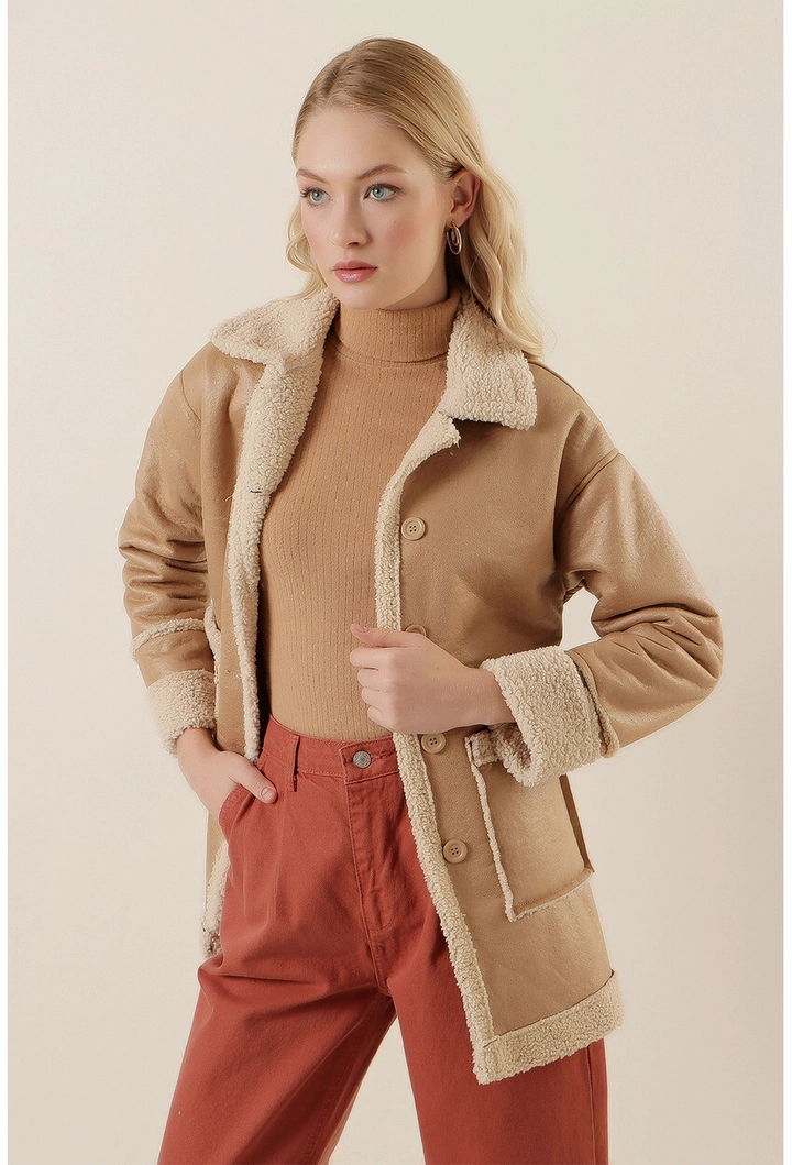 Ein Bekleidungsmodell aus dem Großhandel trägt 31882 - Coat - Beige, türkischer Großhandel Mantel von Bigdart