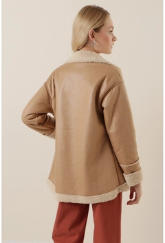 Ένα μοντέλο χονδρικής πώλησης ρούχων φοράει 31882 - Coat - Beige, τούρκικο Σακάκι χονδρικής πώλησης από Bigdart