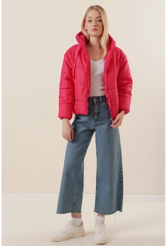 Ένα μοντέλο χονδρικής πώλησης ρούχων φοράει 31194 - Coat - Fuchsia, τούρκικο Σακάκι χονδρικής πώλησης από Bigdart