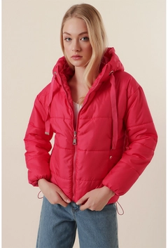 Ένα μοντέλο χονδρικής πώλησης ρούχων φοράει 31194 - Coat - Fuchsia, τούρκικο Σακάκι χονδρικής πώλησης από Bigdart