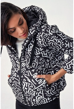 Ein Bekleidungsmodell aus dem Großhandel trägt 31197 - Coat - Black, türkischer Großhandel Mantel von Bigdart