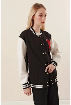 Una modella di abbigliamento all'ingrosso indossa 31198 - Jacket - Black, vendita all'ingrosso turca di Giacca di Bigdart