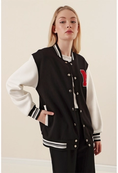 Ein Bekleidungsmodell aus dem Großhandel trägt 31198 - Jacket - Black, türkischer Großhandel Jacke von Bigdart