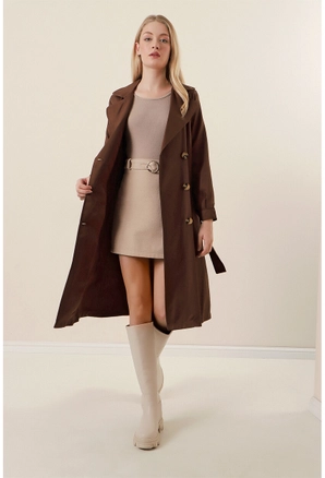 A model wears 31201 - Trenchcoat - Brown, wholesale undefined of Big Merter to display at Lonca