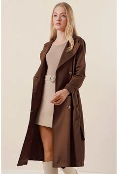 Bir model, Bigdart toptan giyim markasının 31201 - Trenchcoat - Brown toptan Trençkot ürününü sergiliyor.