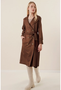 Una modella di abbigliamento all'ingrosso indossa 31201 - Trenchcoat - Brown, vendita all'ingrosso turca di Impermeabile di Bigdart