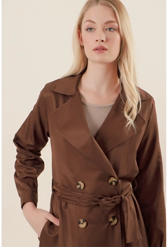 Ein Bekleidungsmodell aus dem Großhandel trägt 31201 - Trenchcoat - Brown, türkischer Großhandel Trenchcoat von Bigdart