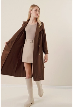 Een kledingmodel uit de groothandel draagt 31201 - Trenchcoat - Brown, Turkse groothandel Trenchcoat van Bigdart