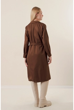 Bir model, Bigdart toptan giyim markasının 31201 - Trenchcoat - Brown toptan Trençkot ürününü sergiliyor.