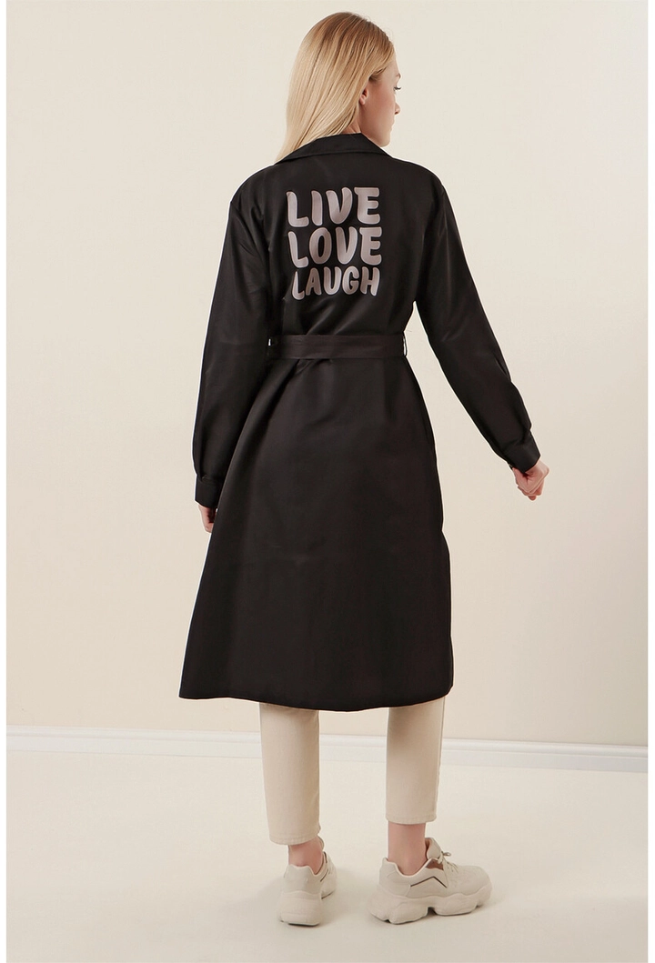 Bir model, Bigdart toptan giyim markasının 31202 - Trenchcoat - Black toptan Trençkot ürününü sergiliyor.