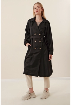 Ένα μοντέλο χονδρικής πώλησης ρούχων φοράει 31202 - Trenchcoat - Black, τούρκικο Καπαρντίνα χονδρικής πώλησης από Bigdart