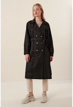 Een kledingmodel uit de groothandel draagt 31202 - Trenchcoat - Black, Turkse groothandel Trenchcoat van Bigdart
