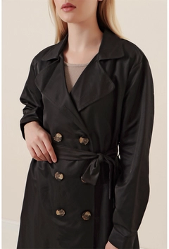 Bir model, Bigdart toptan giyim markasının 31202 - Trenchcoat - Black toptan Trençkot ürününü sergiliyor.