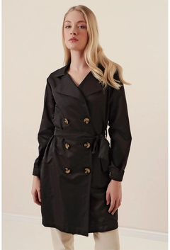 Ein Bekleidungsmodell aus dem Großhandel trägt 31205 - Trenchcoat - Black, türkischer Großhandel Trenchcoat von Bigdart