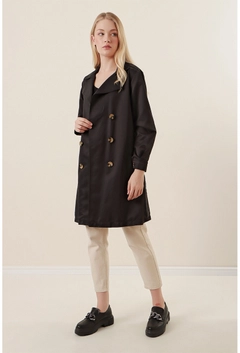 Bir model, Bigdart toptan giyim markasının 31205 - Trenchcoat - Black toptan Trençkot ürününü sergiliyor.