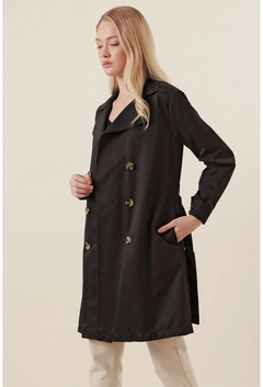 Ένα μοντέλο χονδρικής πώλησης ρούχων φοράει 31205 - Trenchcoat - Black, τούρκικο Καπαρντίνα χονδρικής πώλησης από Bigdart