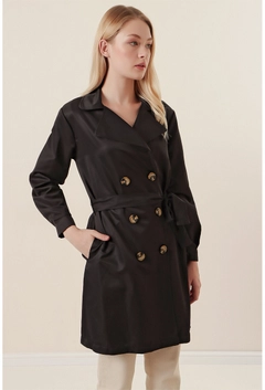 Bir model, Bigdart toptan giyim markasının 31205 - Trenchcoat - Black toptan Trençkot ürününü sergiliyor.