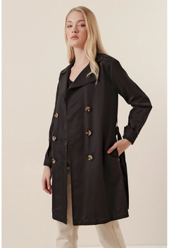 A wholesale clothing model wears 31205 - Trenchcoat - Black, Turkish wholesale Trenchcoat of Bigdart