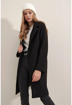 A wholesale clothing model wears 31207 - Coat - Black, Turkish wholesale Coat of Bigdart