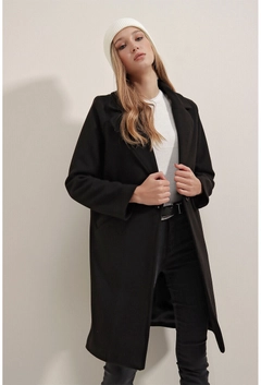 Una modella di abbigliamento all'ingrosso indossa 31207 - Coat - Black, vendita all'ingrosso turca di Cappotto di Bigdart
