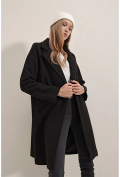 Un mannequin de vêtements en gros porte 31207 - Coat - Black, Manteau en gros de Bigdart en provenance de Turquie