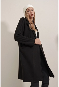 Bir model, Bigdart toptan giyim markasının 31207 - Coat - Black toptan Kaban ürününü sergiliyor.